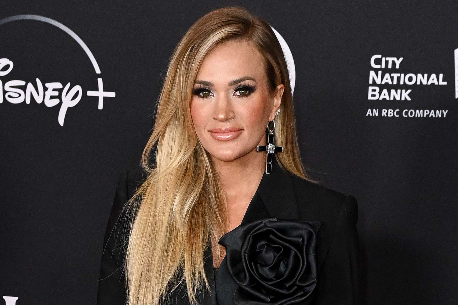 Carrie Underwood Sparks Plastic Surgery Speculation with Latest Instagram Workout Video!